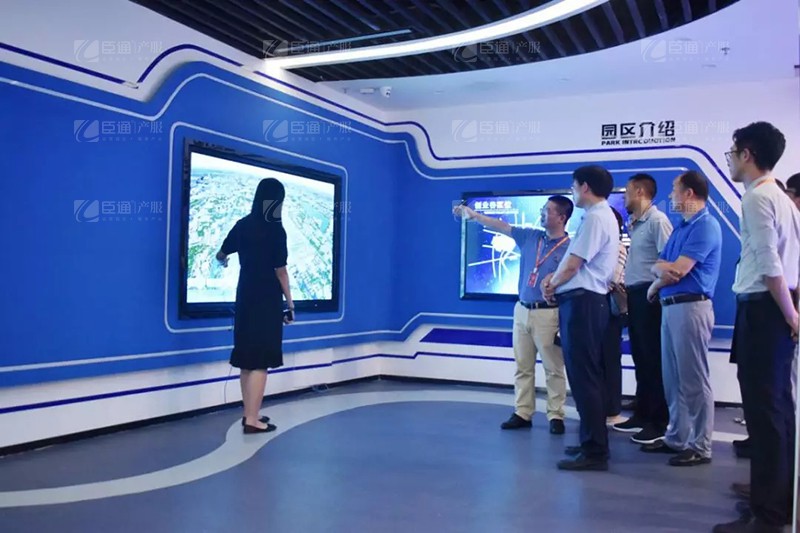 秭歸縣領(lǐng)導(dǎo)參觀臣通公司 秭歸縣領(lǐng)導(dǎo)參觀臣通公司